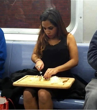 Cette Femme Cuisine Dans Le Métro De New York