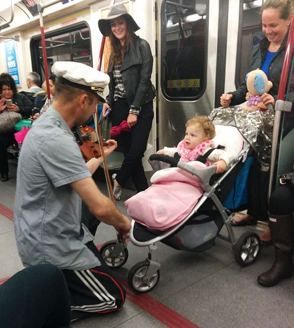 Moment Adorable Où Un Violoniste Calme Un Bébé Dans Le Métro