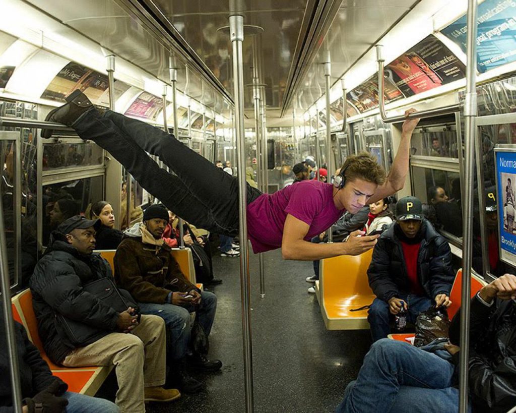 Un Acrobate Défie La Gravité Dans Le Métro