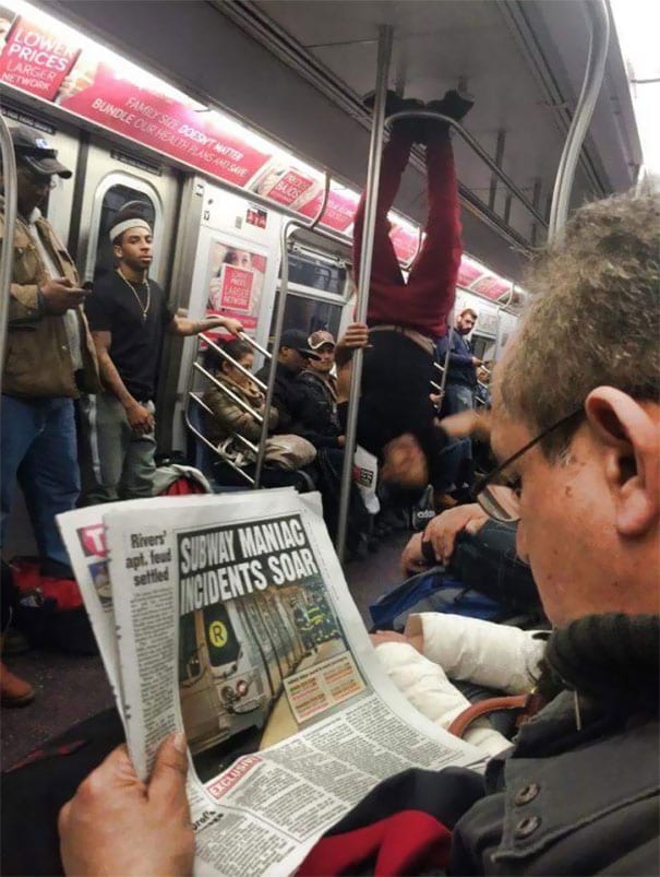 Un Acrobate Du Métro Accroché Au Plafond