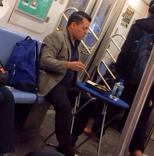 Un Homme Déguste Un Repas Chic... Dans Le Métro