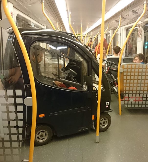 Un Homme Fait Entrer Toute Sa Voiture Dans Le Métro